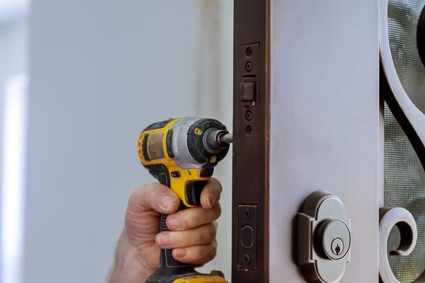 Installation et remplacement de portes à Lyon : votre expert KB Services en solutions sécurisées<br />